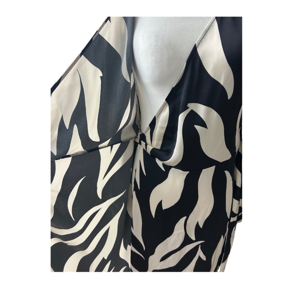 H&M Navy and Cream Abstract Print Wrap Dress Long Sleeve Size Medium - Picture 8 of 11